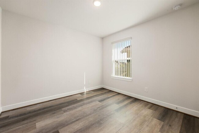Building Photo - 20914 Kadefield Dr