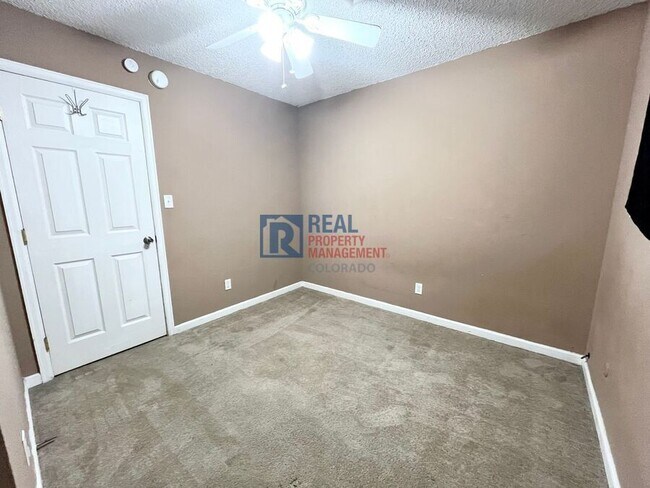 Building Photo - 425 Rosewood Dr