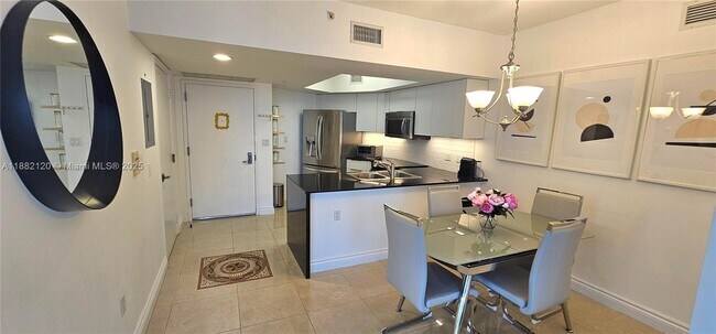 Building Photo - 1750 N Bayshore Dr