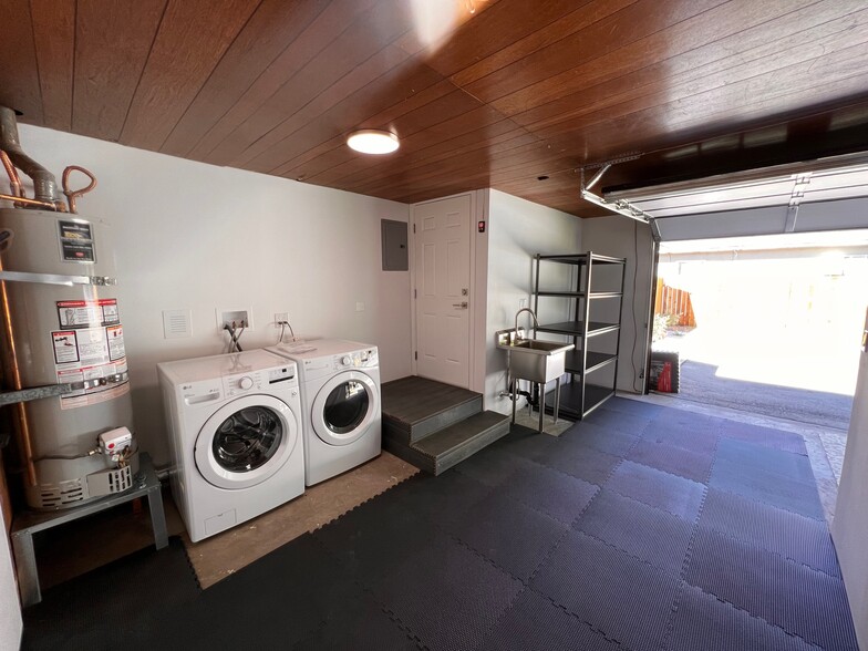 Building Photo - 6641 Glade Ave