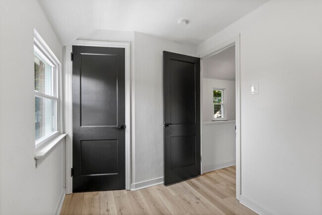 Building Photo - AVAILABLE NOW! RENOVATED 3-BEDROOM!