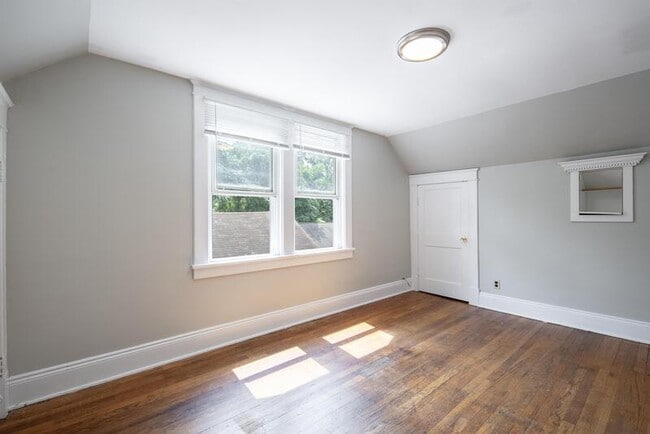 Building Photo - 614 Hoosick St