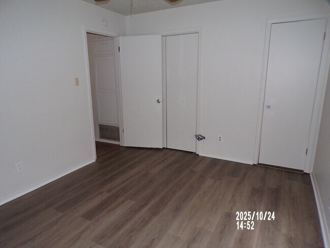 Building Photo - Very Nice home located in the Sullivan Vil...