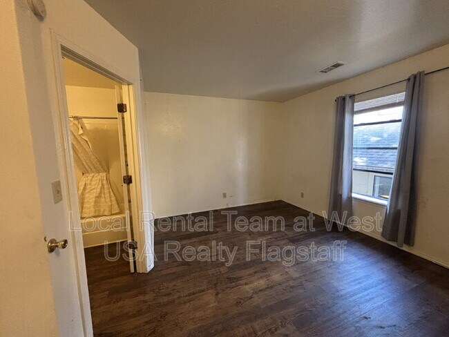 Building Photo - 625 S Fountaine St
