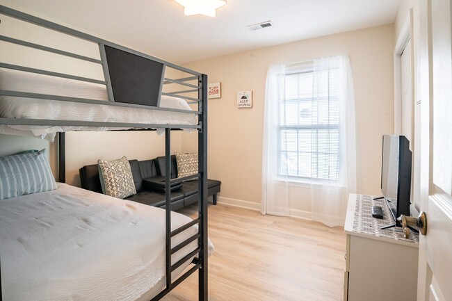 Building Photo - FURNISHED OFF-SEASON MONTHLY RENTAL-STARTI...