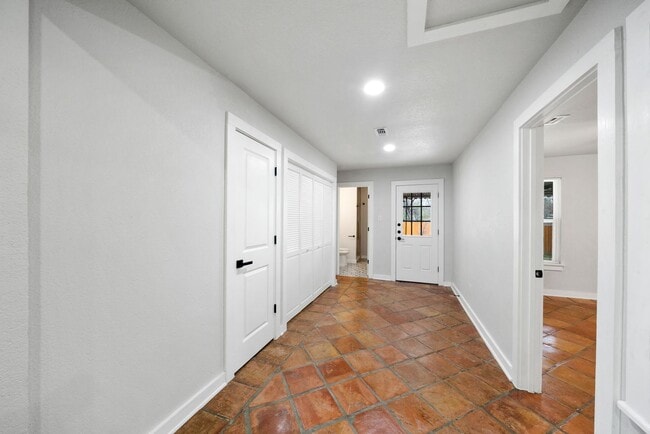 Building Photo - Charming Home Awaits: Spacious & Modern Living in a Prime Location