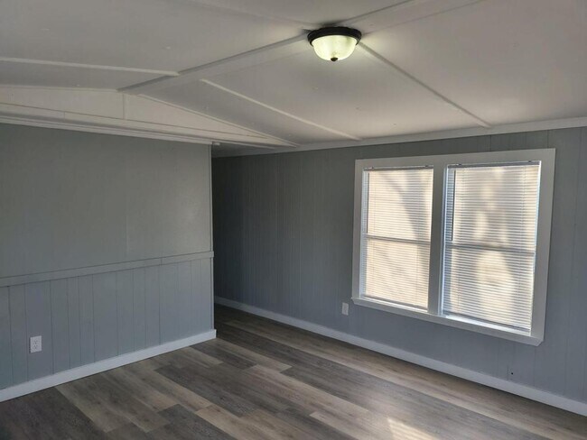 Building Photo - 814 S Kern Ave