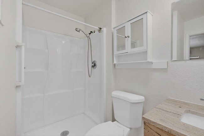 Building Photo - Close in West Side 2 bedroom 1.75/ba 1/cg