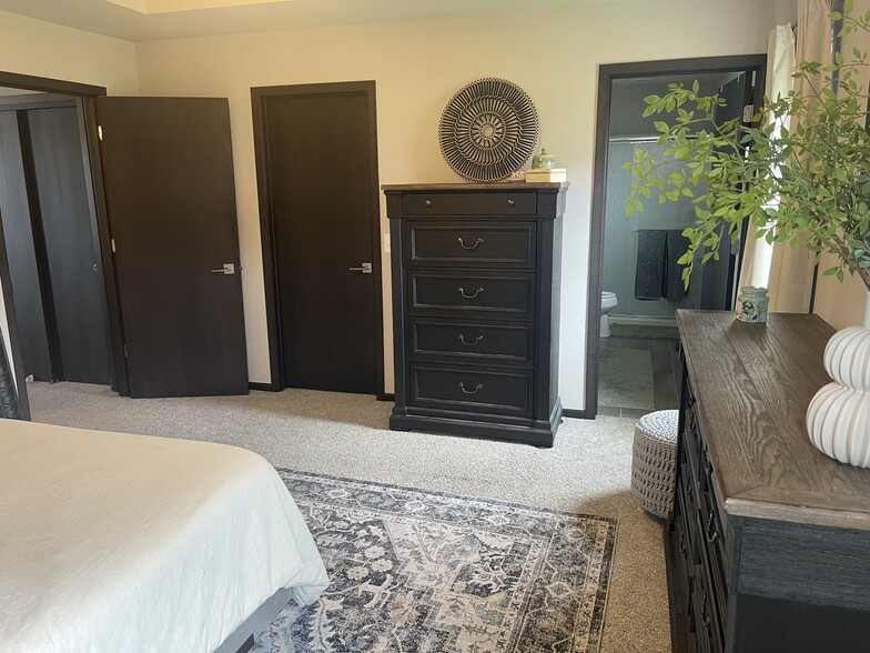 Building Photo - 5370 Little Bluestem Dr