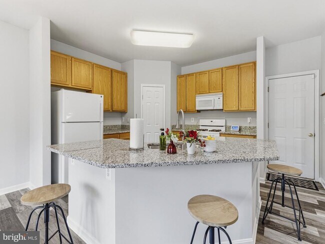 Building Photo - 45370 Barefoot Dr