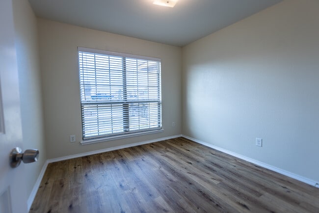 Building Photo - 1210 Woodside Ln