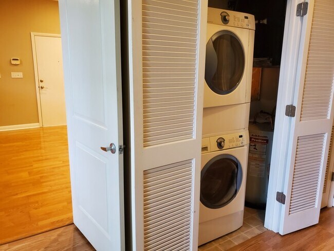 Building Photo - South End condo 1 Bedroom/1 Bath close to everything!