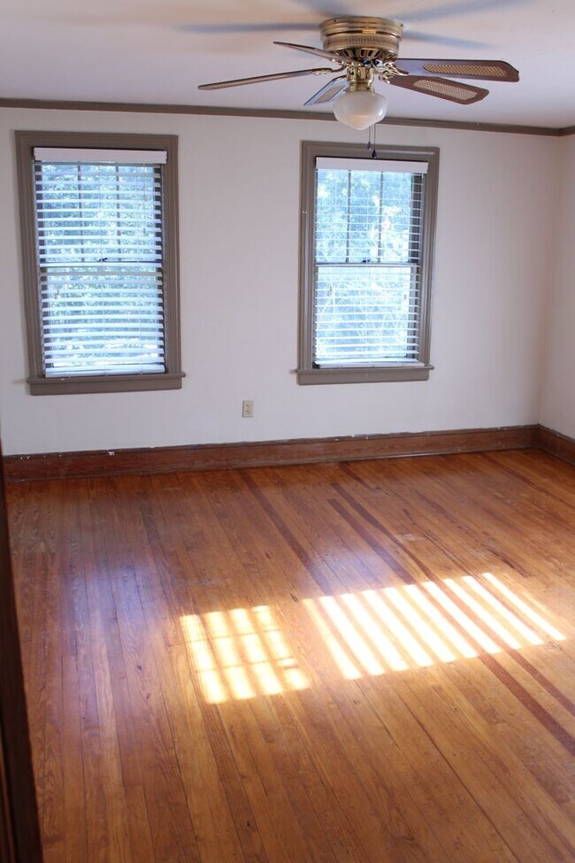 Building Photo - Fall 2026!! Historic Woodbury Row 4 Bedroo...