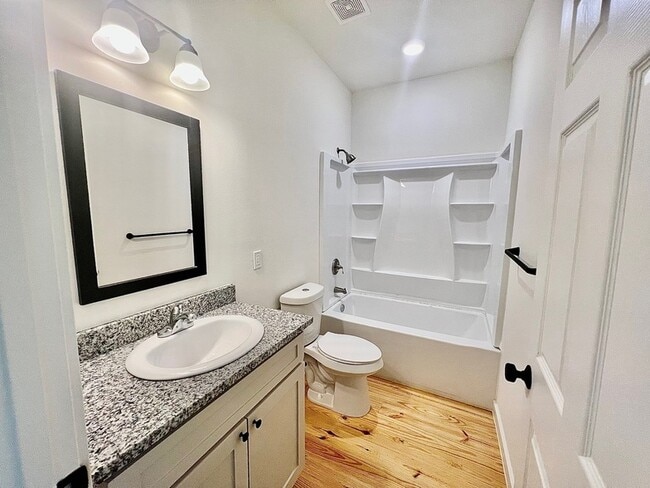 Building Photo - 228 N Dixie St