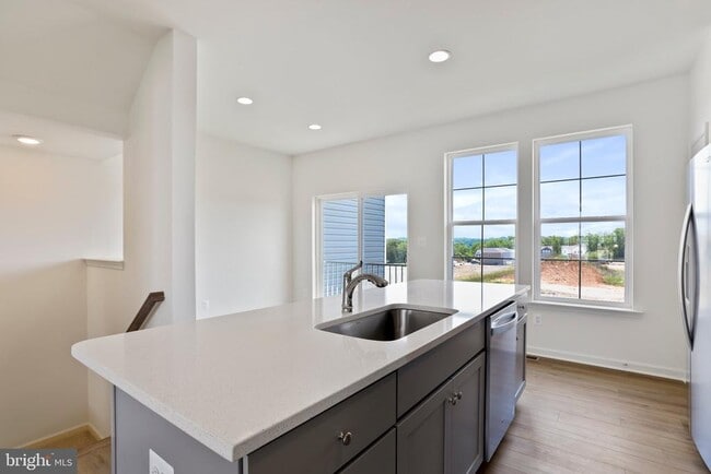 Building Photo - 241 Clifton Mnr