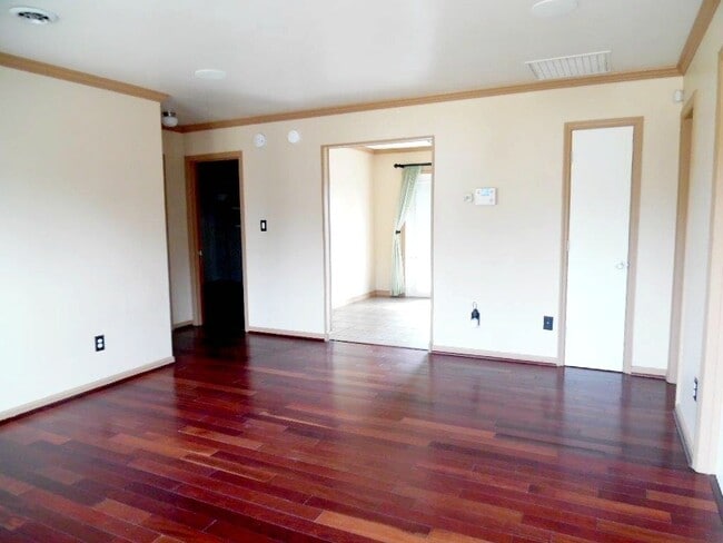 Building Photo - Great Curb Appeal, Location, and Price!