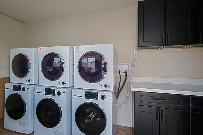 Building Photo - 6203 N 12th Pl