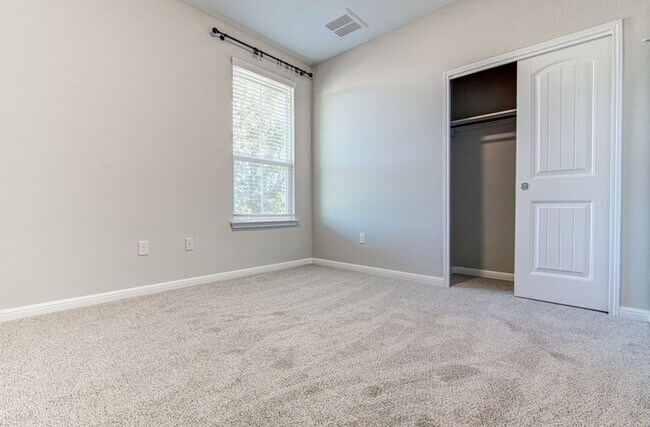 Building Photo - Cute as a Button 3/2.5 home in Parmer Village Townhomes, move-in ready!