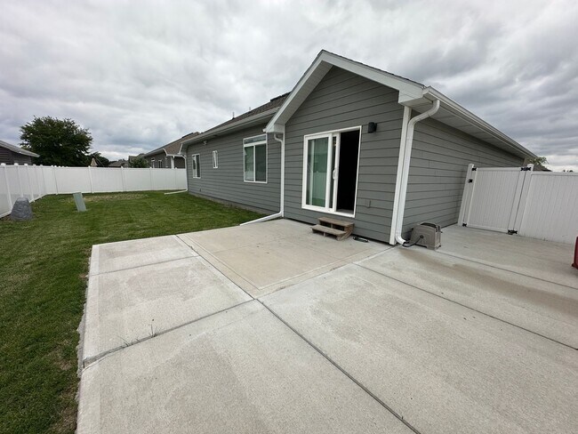 Building Photo - $2500 - Beautiful 3 bed 2 bath home in South Sioux City