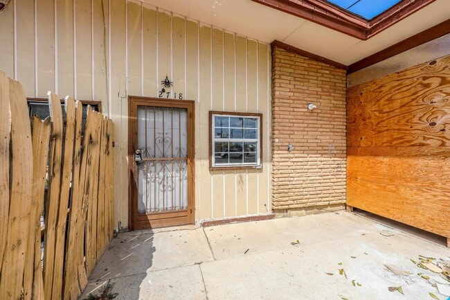 Building Photo - 2718 E Price St