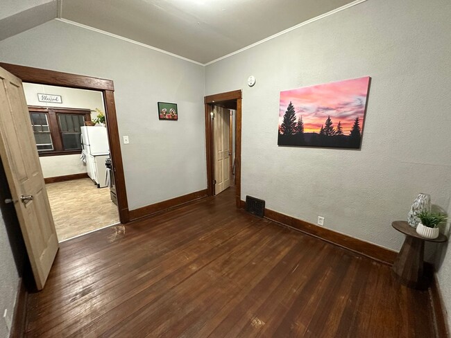 Building Photo - Nice 2 bed, 1 bath home for rent