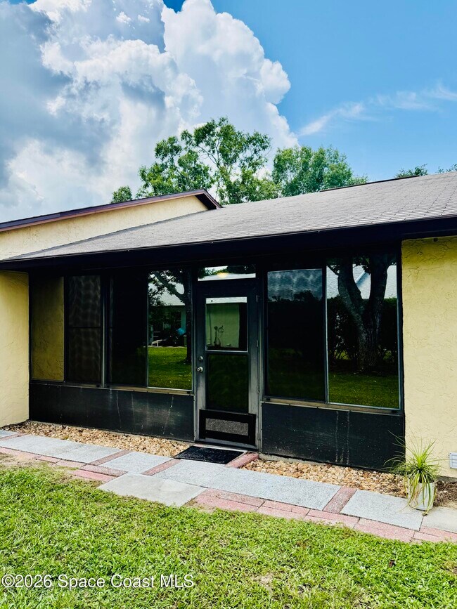 Building Photo - 851 Dow Ln