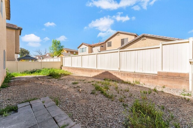 Building Photo - Cute 5 Bedroom Home with a 3 Car Garage!