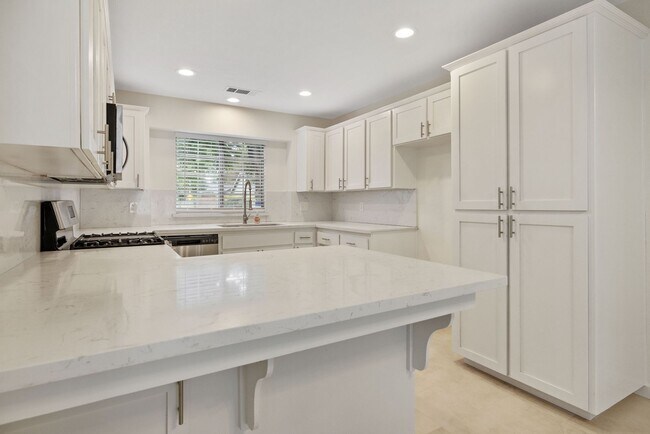 Building Photo - Pet Friendly, Updated NW Visalia Home Avai...