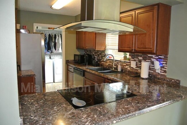 Building Photo - 138 Holland Park Cir