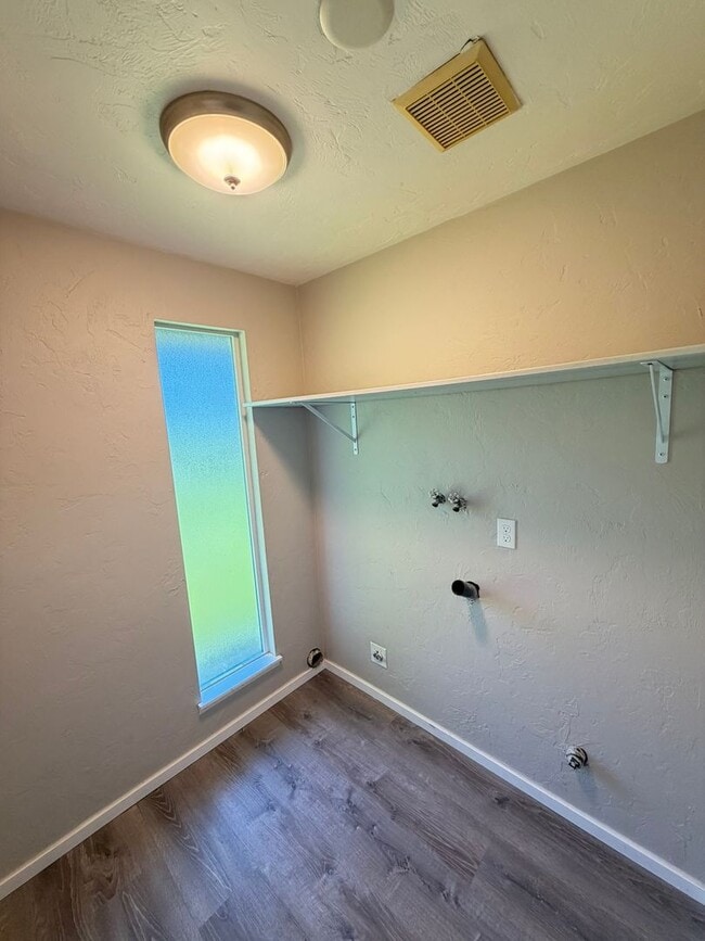 Building Photo - Pet Friendly 2 Bedroom in Lebanon!
