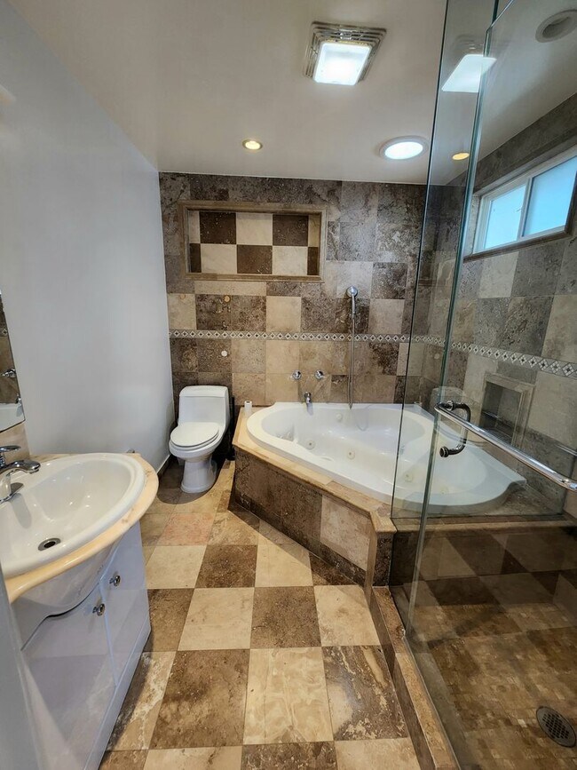 Building Photo - Spacious North Hollywood Home with Guest S...