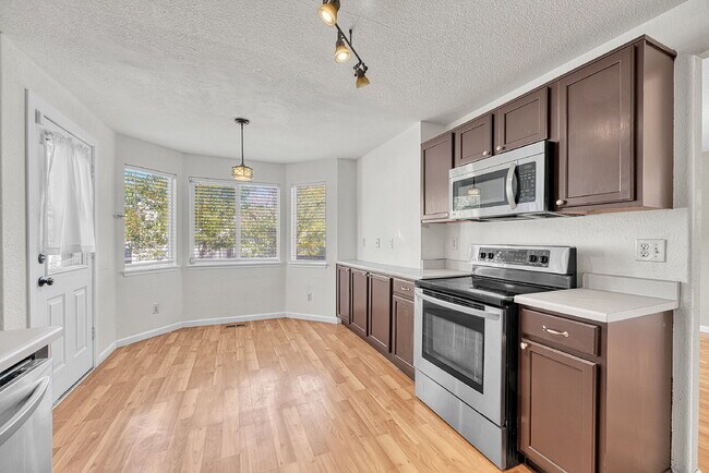 Building Photo - $3,250.00 - 5 Bed, 3.5 Bath Home in Aurora with in unit Laundry and Fenced in Yard!