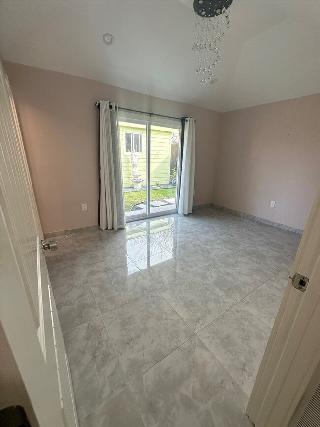 Building Photo - 10518 Pleasanton Dr