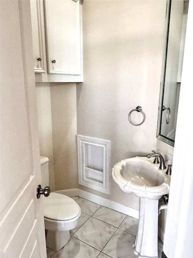 Building Photo - 807 Kipp Ave