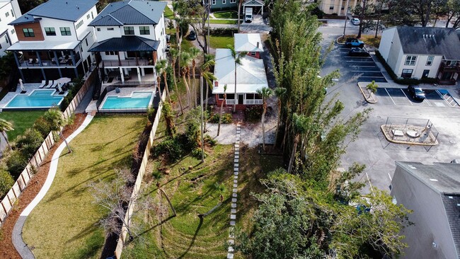 Building Photo - Riverfront Oasis in the City of Tampa!