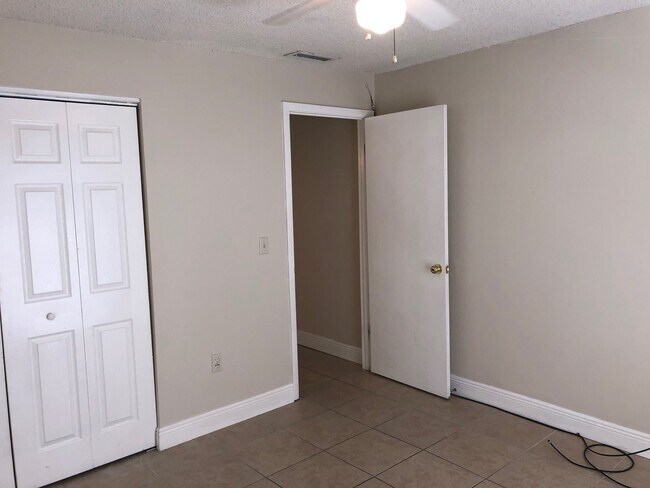 Building Photo - Spacious 2 Bedroom, 1 Bathroom Condo