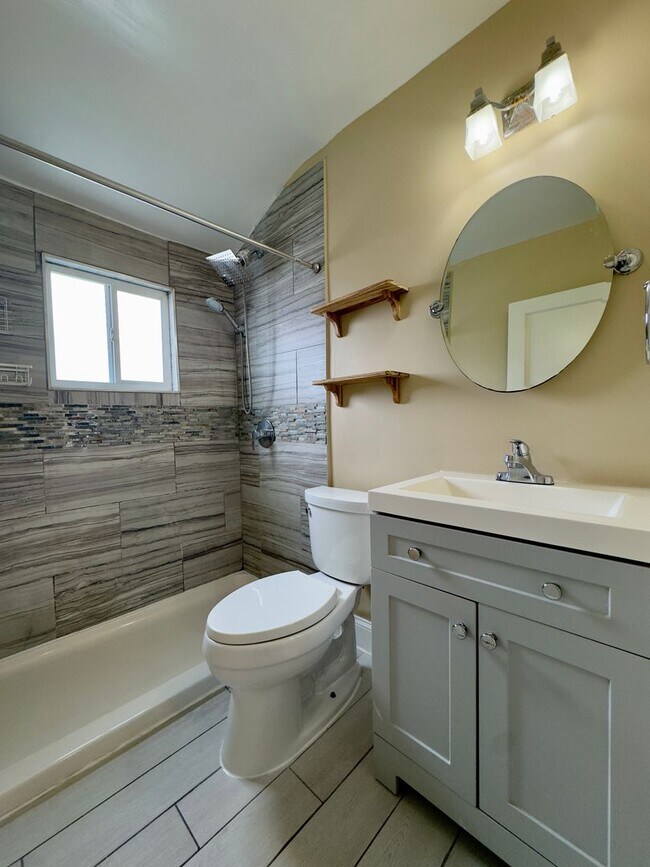 Building Photo - Charming 3 Bedroom/2 Bathroom Townhome in Dundalk, MD!