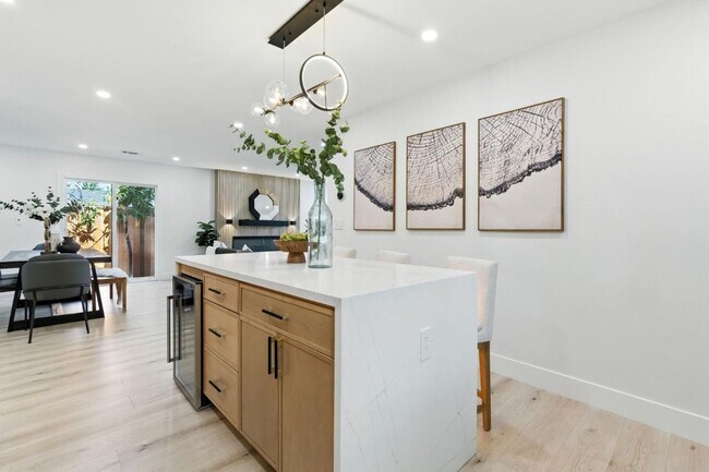 Building Photo - Refined Redwood City Living: Exquisitely R...