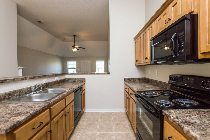 Building Photo - 9889 Southern Oak Way