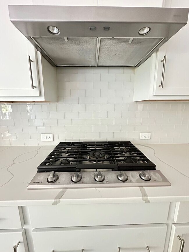 Building Photo - SPACIOUS TOWNHOME