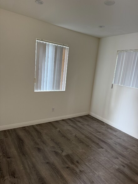 Building Photo - 154 S Grand Oaks Ave