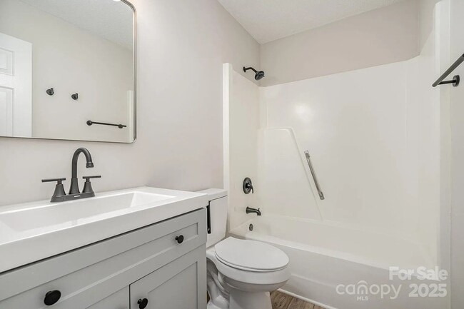 Building Photo - Fully Remodeled | 2BR/1.5BA Condo | Willowbrook