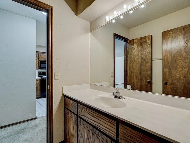 Building Photo - Beautiful 3bed/3bath Townhome Available in Westside Norman!!