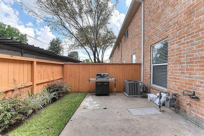 Building Photo - 8850 Kempwood Dr