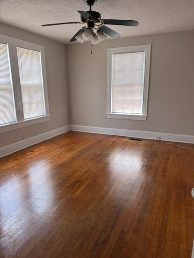 Building Photo - 2 bedroom, 1 bath house for rent