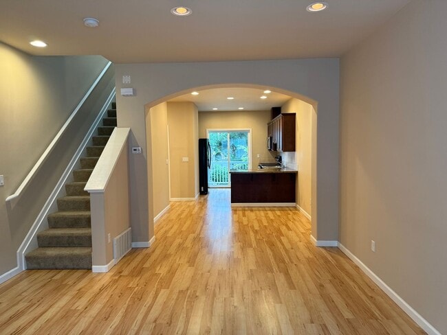 Building Photo - Beautiful 2 bed, 2.5 bath townhome located...