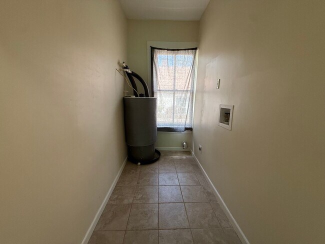 Building Photo - 5 Bedrooms, 2 Bathrooms - Home in East Rome!