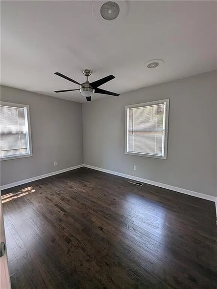 Building Photo - Room in House on Sheppard Dr