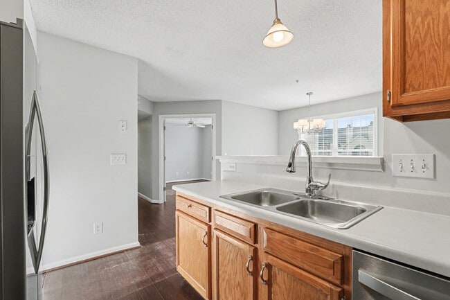 Building Photo - 421 Rivertree Ln