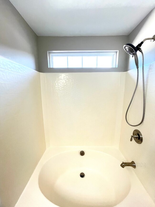 Building Photo - Newly Renovated 3 Bed, 2.5 bathroom Townhome